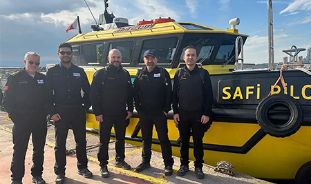 Darıca'dan hareketle 5 tane konteyner gemi manevrasını aynı anda gerçekleştiriyoruz. Marmara'nın en güçlü pilot bot filosuyla kusursuz operasyonlar Safiport'ta!