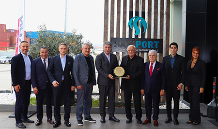 AKKON’un Uzakdoğu Servisi (Far East Service – FES) kapsamında hizmet verecek, 4.600 TEU yeni nesil M/V PUTUCI gemisinin ilk seferi vesilesiyle AKAR GROUP kurucuları Sayın Baki Akar ve Sayın Rasim Akar'ı limanımızda ağırlamaktan memnuniyet duyduk.