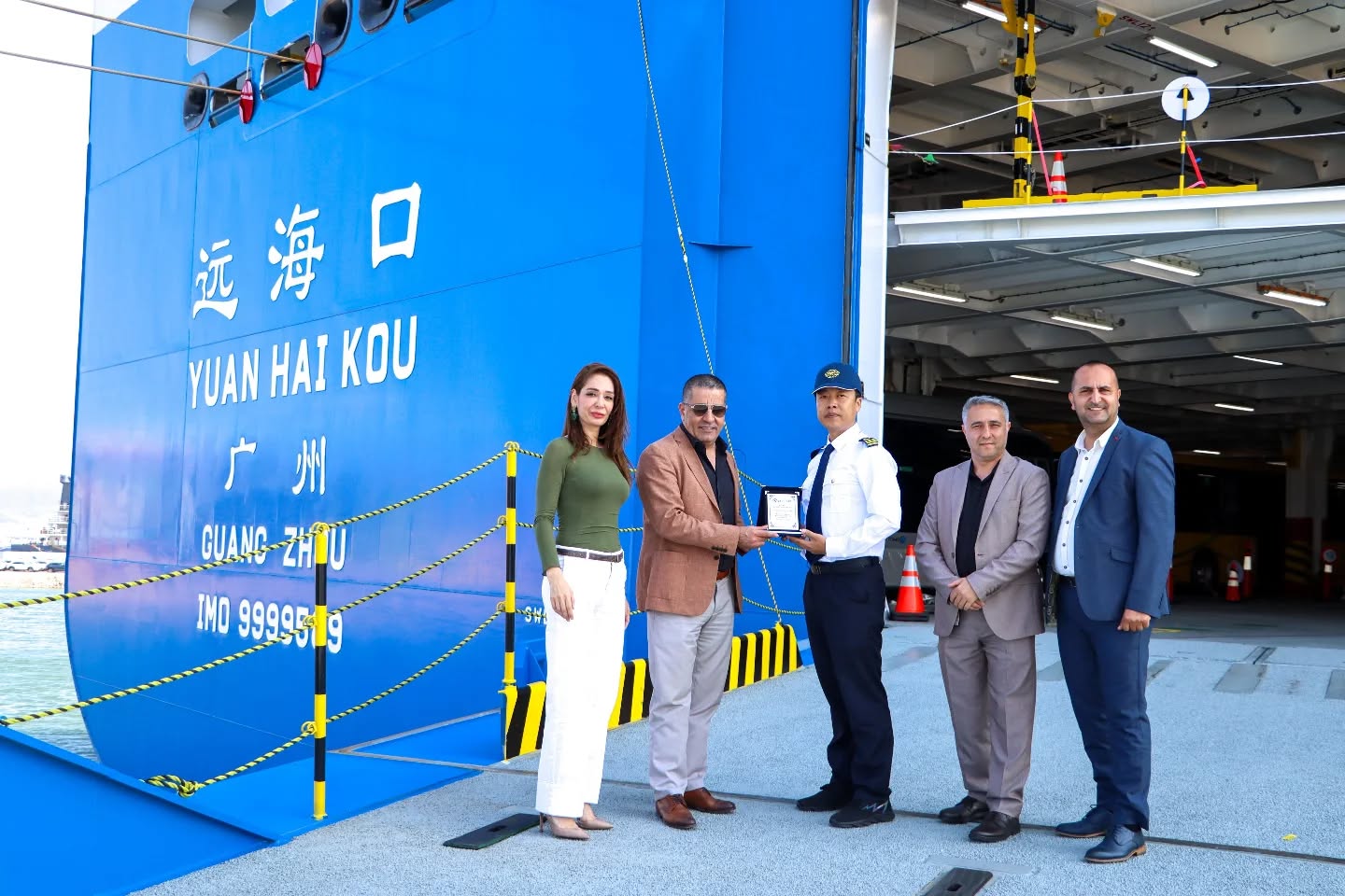 COSCO Shipping's environmental giant Yuan Hai Kou at Safiport for the first time! The 200-meter-long LNG and solar-powered Ro-Ro ship made its first voyage to our port with 2666 BYD vehicles. A plaque was presented to the captain of the ship to commemorate this meaningful visit.