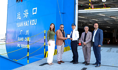 COSCO Shipping's environmental giant Yuan Hai Kou at Safiport for the first time! The 200-meter-long LNG and solar-powered Ro-Ro ship made its first voyage to our port with 2666 BYD vehicles. A plaque was presented to the captain of the ship to commemorate this meaningful visit.