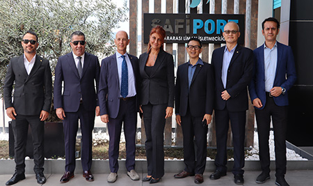 Küresel deniz taşımacılığının önde gelen aktörlerinden EVERGREEN yetkililerini limanımızda ağırladık. Gerçekleştirdiğimiz görüşmelerde; küresel deniz taşımacılığındaki gelişmeler, liman operasyonları, lojistik süreçler ve sektöre yönelik gelecek perspektifleri üzerine verimli değerlendirmelerde bulunduk.