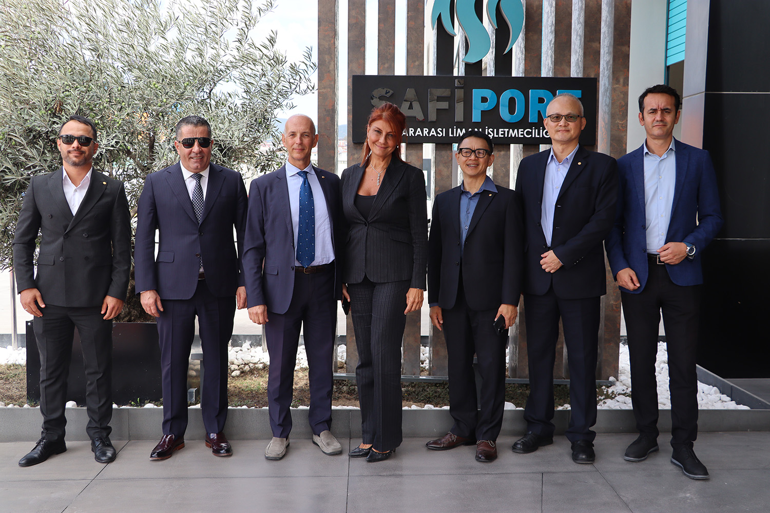 Küresel deniz taşımacılığının önde gelen aktörlerinden EVERGREEN yetkililerini limanımızda ağırladık. Gerçekleştirdiğimiz görüşmelerde; küresel deniz taşımacılığındaki gelişmeler, liman operasyonları, lojistik süreçler ve sektöre yönelik gelecek perspektifleri üzerine verimli değerlendirmelerde bulunduk.