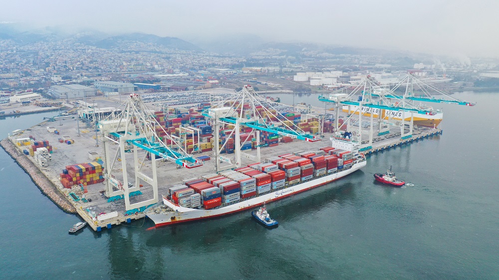 Dünyanın en büyük konteyner taşımacılık şirketlerinden biri olan Maersk gemisi ilk kez limanımıza uğrak yapmıştır.  Hızlı ve kaliteli operasyon sürecimiz ile birlikte Safmarine Nuba adlı gemiyi güvenle limanımızdan uğurladık. 