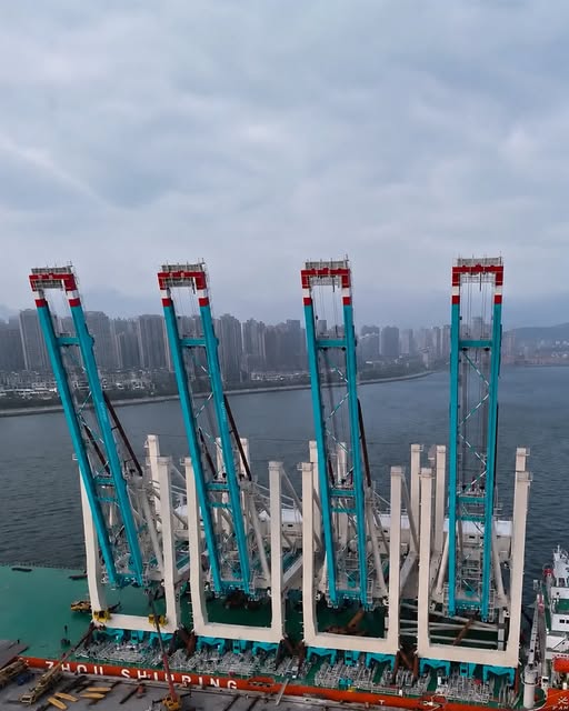 Yeni nesil limancılık vizyonumuz doğrultusunda yürüttüğümüz dev yatırım programımız kapsamında, üretimi tamamlanan 4 adet Ship-to-Shore (STS) konteyner vinci, DHHI tesislerinde gemiye yüklenerek Türkiye’ye doğru yola çıkıyor.