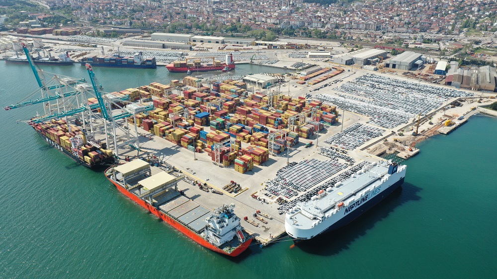 Safiport'ta aynı anda 2 rekor! Tüm zamanların en yüksek gemi adet elleçleme rekorunun yanında, 3'ü konteyner gemisi olmak üzere farklı yük çeşitlerine ait 12 gemi operasyonunu aynı anda başarılı şekilde gerçekleştirerek rekor kırdık.