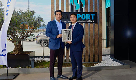 Paslanmaz Çelik Sanayi Derneği (PASSAD) bünyesinde yürütülen çalışmalara sunduğumuz destek dolayısıyla, POSCO ASSAN TST CEO’su Sayın Ji Seob Choi’nin limanımıza ziyaretinde karşılıklı plaket takdimi gerçekleştirildi.