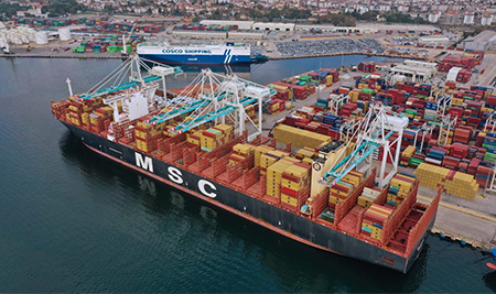 Dünyanın en büyük konteyner gemilerinden biri olan, Uzakdoğu direkt servisinde hizmet veren MSC SIXIN, dün gece limanımıza emniyetle yanaştı. 400 metre uzunluğa, 61 metre genişliğe ve 23.756 TEU kapasiteye sahip bu dev konteyner gemisinin yanaştırma, tahliye ve yükleme operasyonları başarıyla tamamlandı.