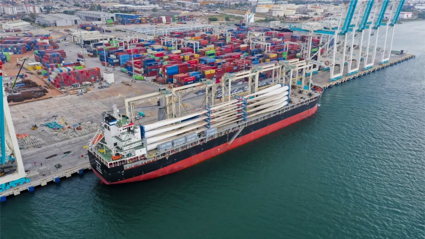 Safiport’un konteyner elleçleme kapasitesini ve operasyonel verimliliğini artıracak 12 adet yeni nesil elektrikli RTG vincimizin ilk 6 adedi, MV XIANG FU gemisi ile limanımıza ulaştı. Tam elektrikli yapıları ve gelişmiş otomasyon sistemleriyle yeni RTG’lerimiz; daha verimli, güvenli ve sürdürülebilir terminal operasyonları hedefimizin önemli bir parçasını oluşturuyor. 