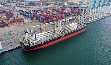 Safiport’un konteyner elleçleme kapasitesini ve operasyonel verimliliğini artıracak 12 adet yeni nesil elektrikli RTG vincimizin ilk 6 adedi, MV XIANG FU gemisi ile limanımıza ulaştı. Tam elektrikli yapıları ve gelişmiş otomasyon sistemleriyle yeni RTG’lerimiz; daha verimli, güvenli ve sürdürülebilir terminal operasyonları hedefimizin önemli bir parçasını oluşturuyor. 