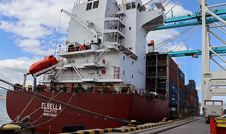 Türkiye - İtalya - Fransa rotasında hızlı ve doğrudan hizmet sunan CMA CGM'ye ait TURKEY MED EXPRESS (TMX 2) servisinin limanımıza uğrak yapan ilk gemisi ELBELLA oldu. Servisin ilk gemisine plaket takdim edildi.
